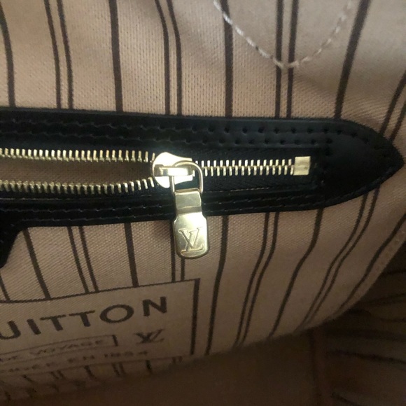 Louis Vuitton - Picture 7 of 16